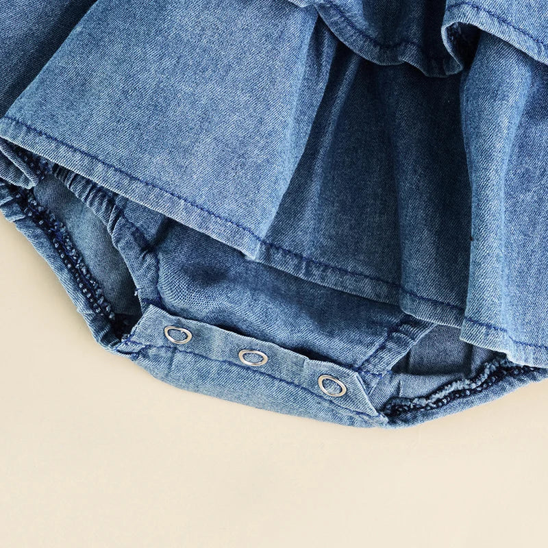 Baby-Spielanzugkleid aus Denim mit Rüschen