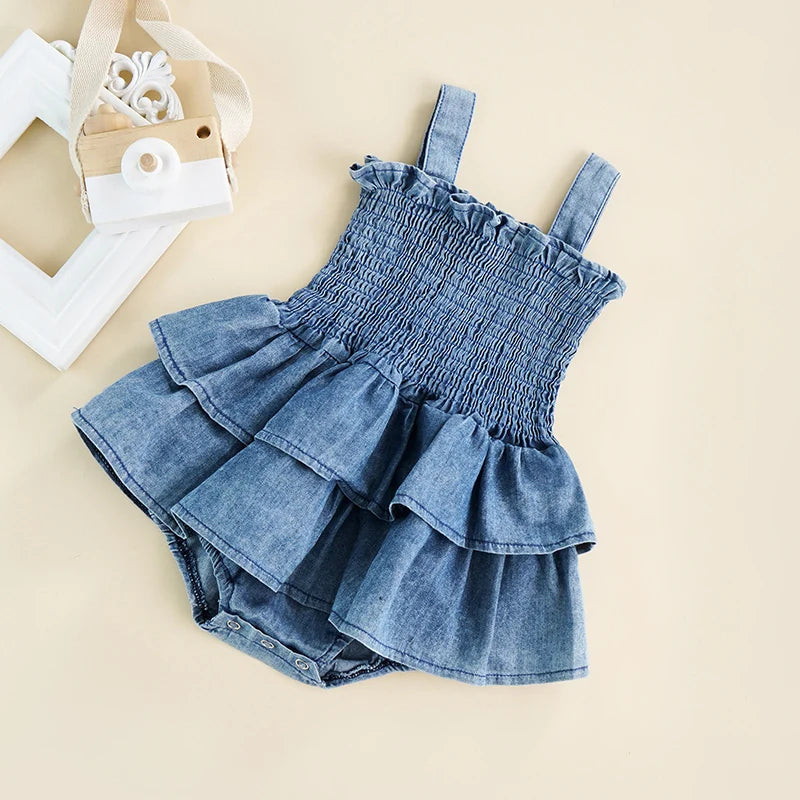 Baby-Spielanzugkleid aus Denim mit Rüschen